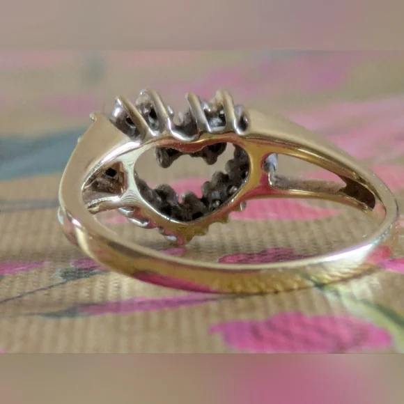 Kay Jewelers 14k Gold with Diamonds Heart Ring Vintage - Picture 4 of 4